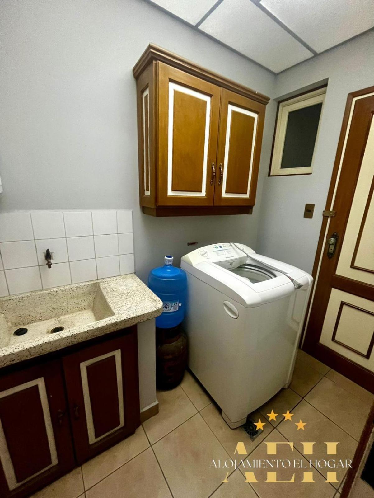El Hogar - Sucursal Calle Julio Mendez Y Obispo Anaya Con Garaje Cubierta * Cochabamba